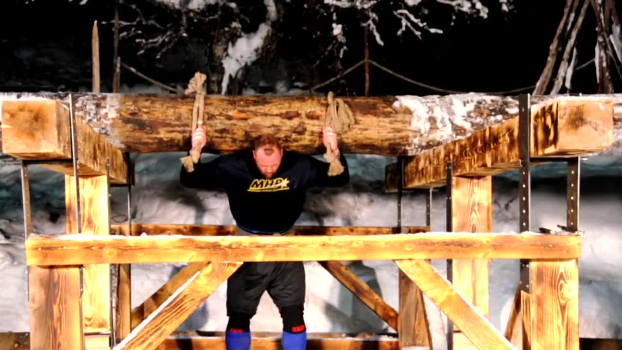 Lực sĩ nâng khúc gỗ 650kg