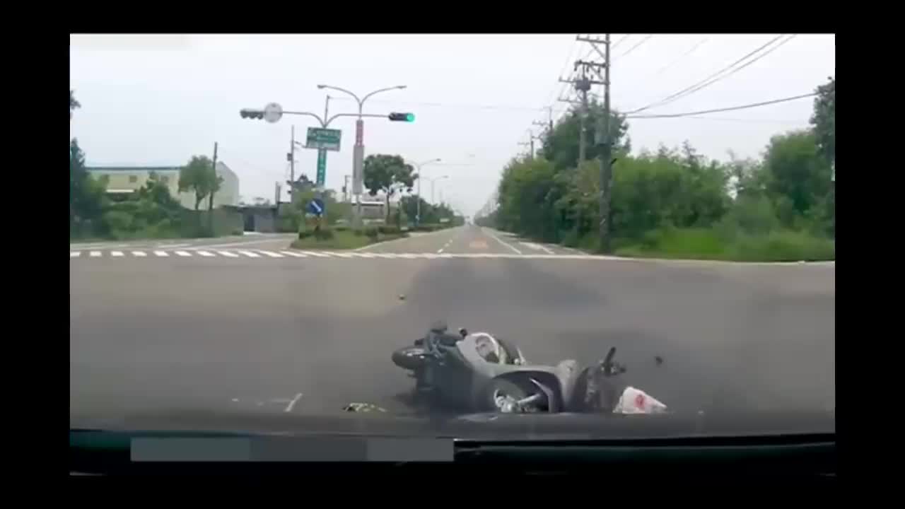 Nữ 'ninja' đi xe máy liều lĩnh tạt đầu ô tô và cái kết đắng