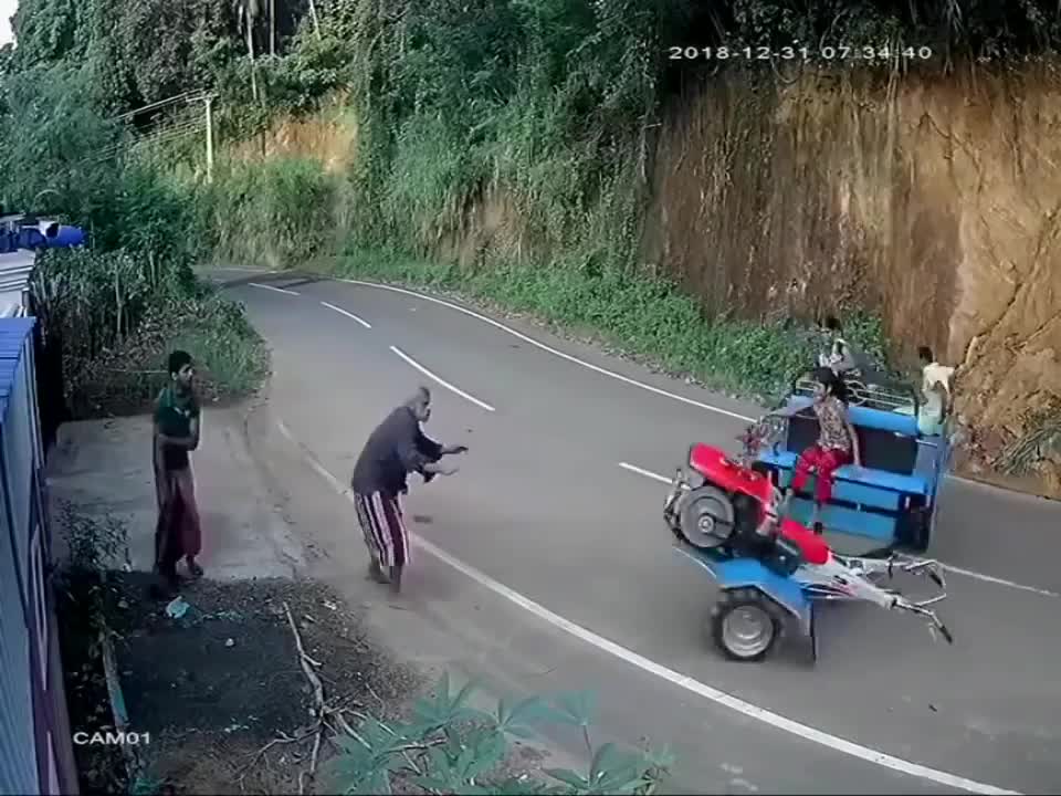 Xe máy kéo chở người mất lái, quay vòng giữa đèo