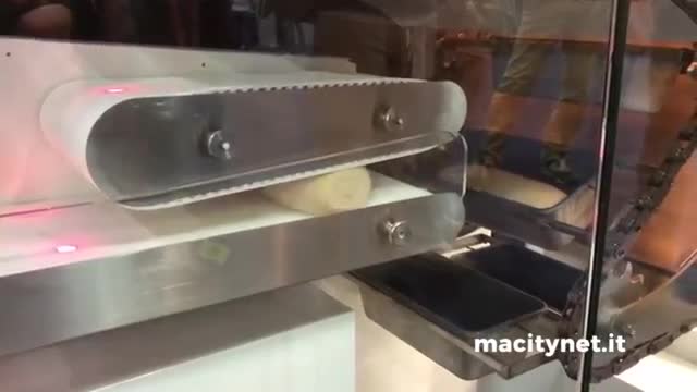 Thích thú với chiếc máy tự động sản xuất hàng loạt bánh mỳ ở CES 2019