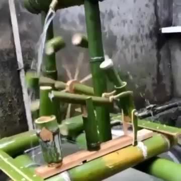 Độc đáo cối xoay nước mini làm bằng tre
