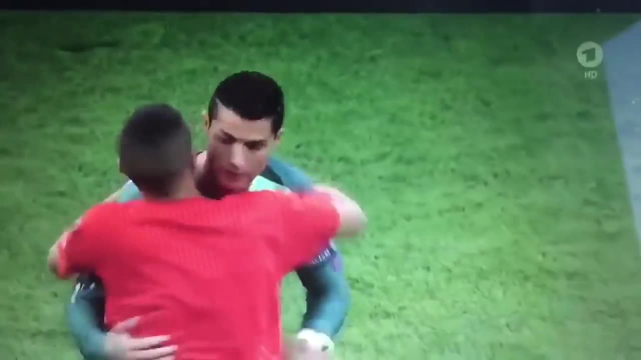 Ronaldo cũng phải phì cười trước anh chàng này
