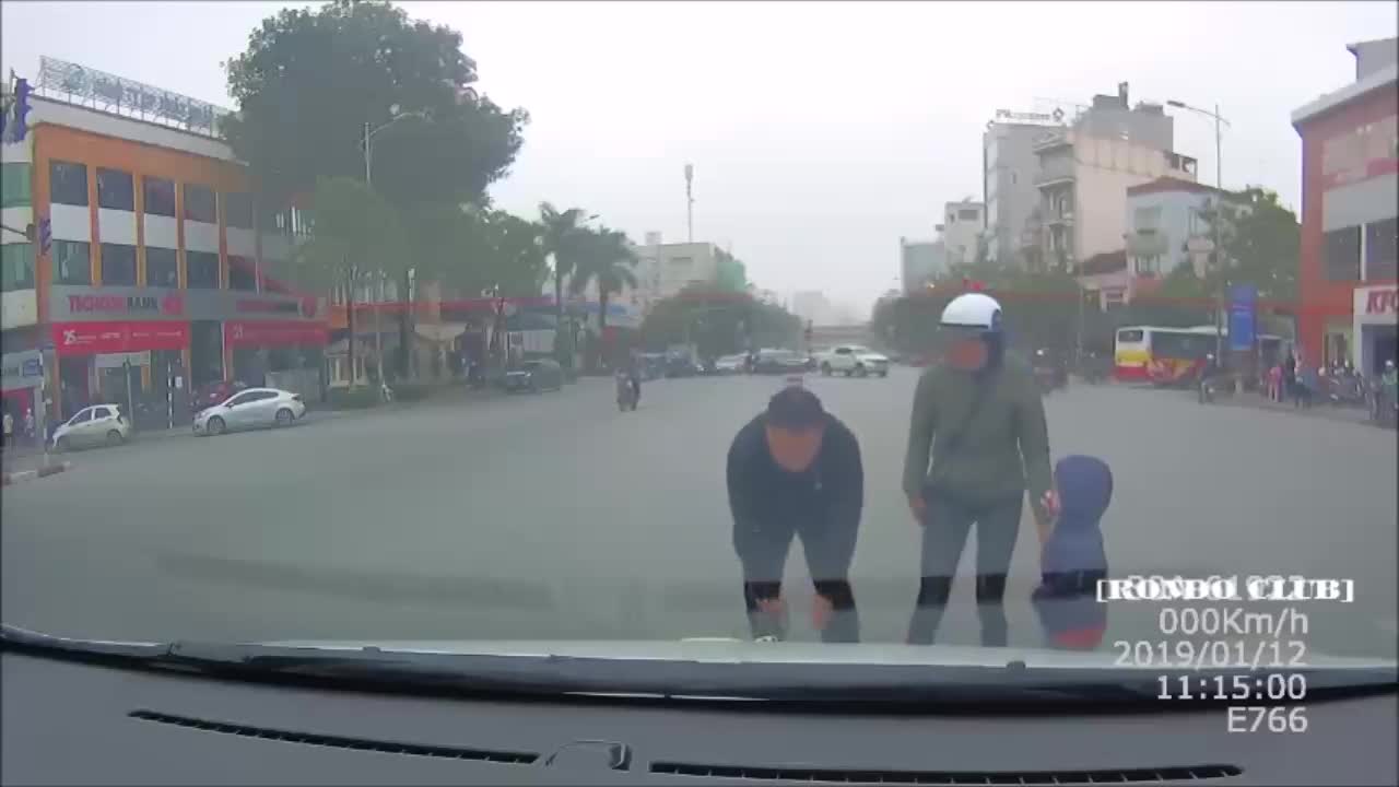 Mẹ chở con nhỏ sang đường ẩu, va vào đầu ô tô ngã văng