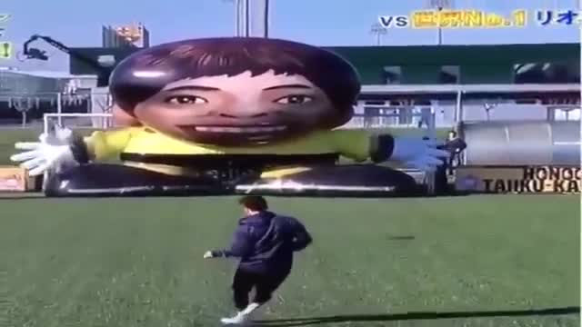 Messi đánh bại 'thủ môn robot' khổng lồ