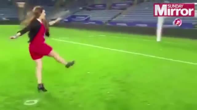 Vợ tiền đạo Vardy sút penalty cực đỉnh trên giày cao gót