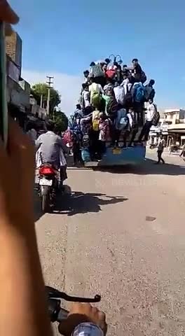Thót tim cảnh hàng chục học sinh bám bên ngoài xe buýt để đến trường