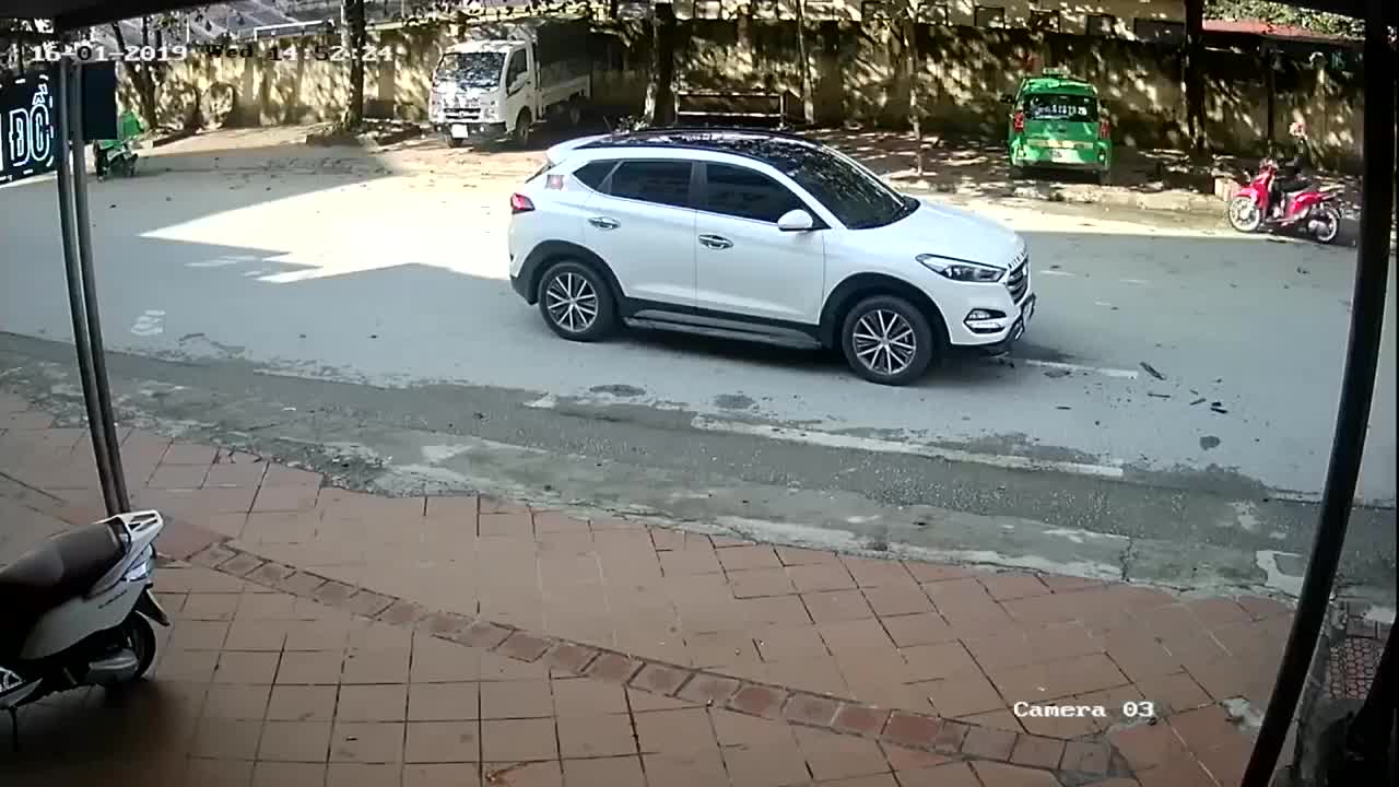 Vừa dừng đèn đỏ, người phụ nữ chở con trên xe máy bị ô tô đâm từ phía sau