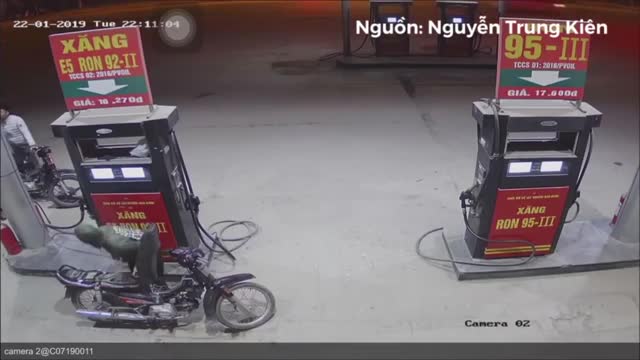 Bật lửa soi bình xăng làm cháy luôn xe máy