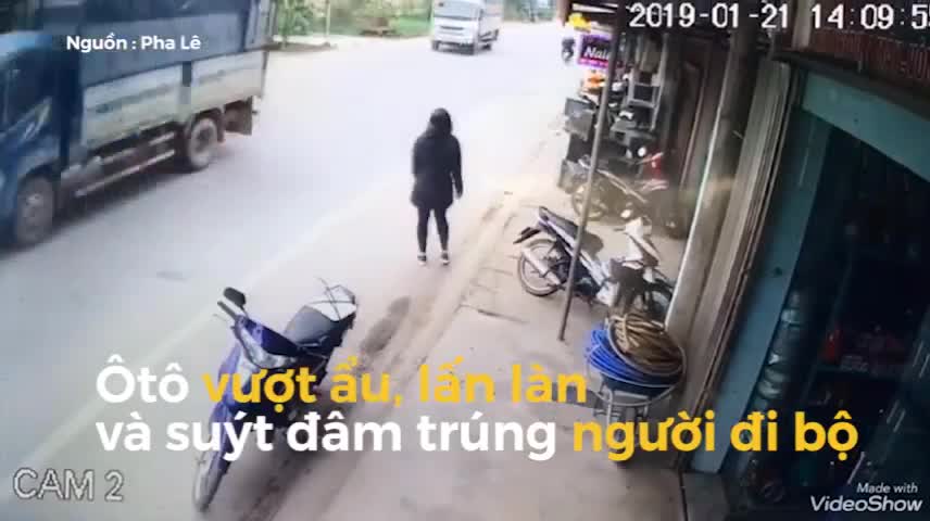 Ôtô phóng nhanh, tông nát xe máy và suýt gây tai nạn cho người đi bộ