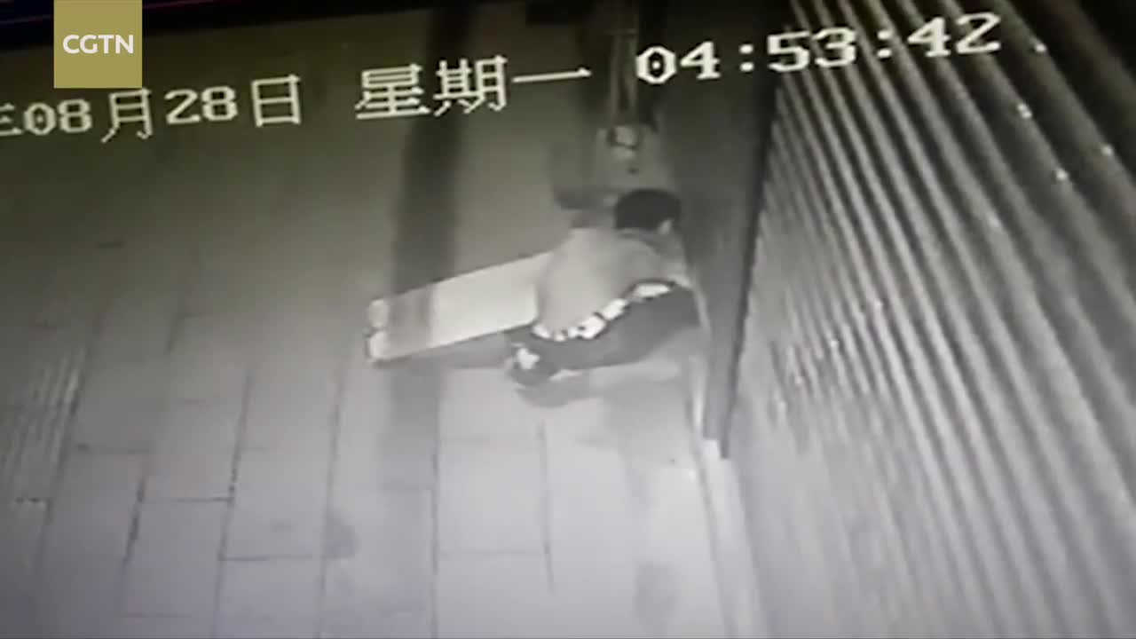 Cố lẻn vào nhà khi cửa cuốn đang đóng, tên trộm nhận cái kết đắng