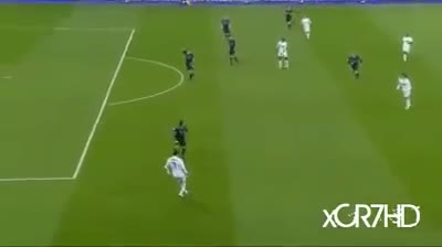 Pha đỡ bóng bằng lưng của Ronaldo