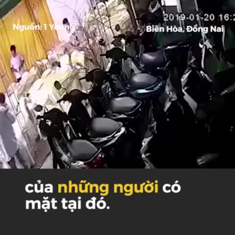 Tài xế taxi thản nhiên chạy xe xuyên qua bàn tiệc đám cưới