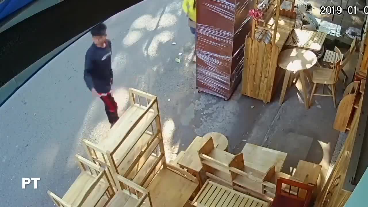 Tên cướp giật điện thoại nhanh như chớp khiến nạn nhân 'đứng hình'