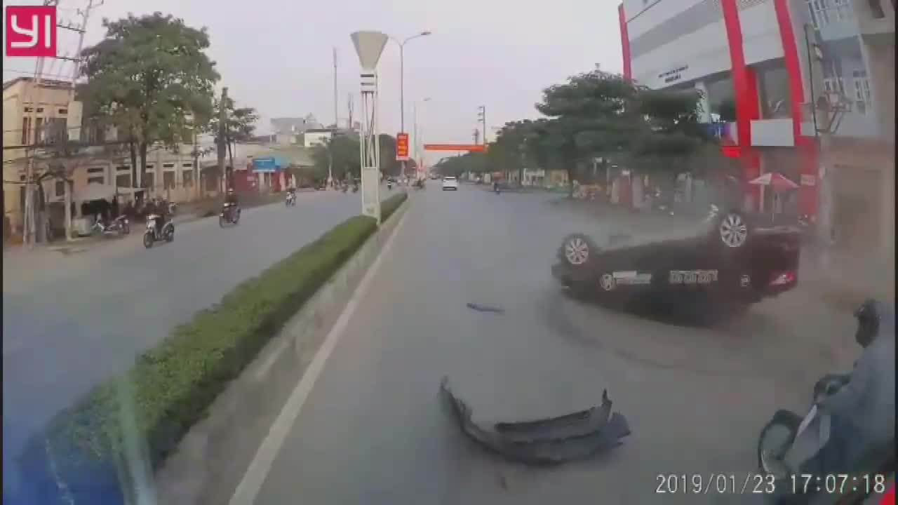Ô tô luồn lách với tốc độ cao rồi lật ngửa trên đường như phim hành động