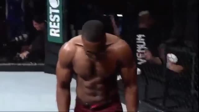 Xuất hiện 'pha knock out đẹp nhất năm 2018