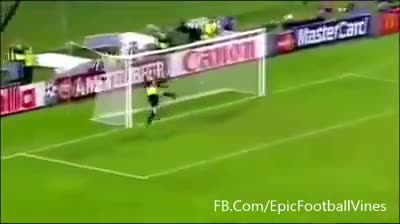 Cú volley thần thánh của Moura Bressan