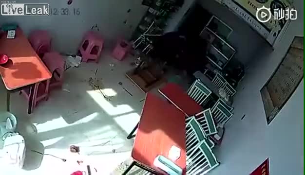 Trâu 'điên' sổng chuồng lùa người phụ nữ chạy té khói