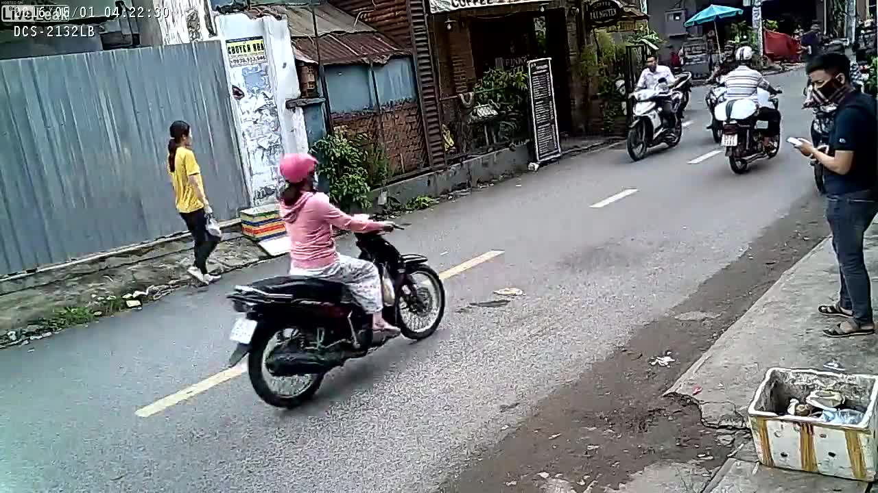 Dùng điện thoại ở trạm xe buýt, thanh niên bị cướp giật phăng trong tích tắc