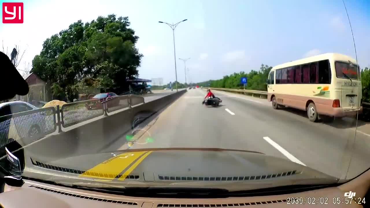 Tránh xe khách đang dừng, cô gái đi xe máy ngã vào đầu ô tô