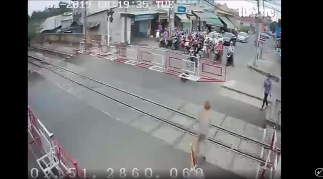 Chậm 1s thôi là cụ bà nằm trọn dưới gầm tàu hỏa rồi