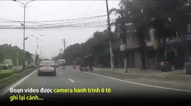 Chó lao qua đường như tên bắn, thanh niên đi xe máy ngã văng thảm khốc
