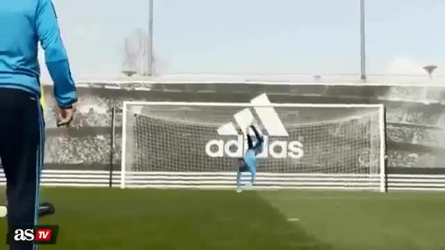 Thủ môn Navas tái hiện tuyệt kỹ bọ cạp của Rene Higuita