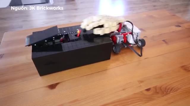 Trận tỷ võ căng thẳng giữa 2 con robot được làm bằng LEGO
