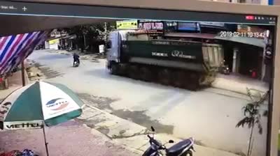 Ô tô tải phanh cháy lốp tránh xe máy sang đường kiểu cảm tử