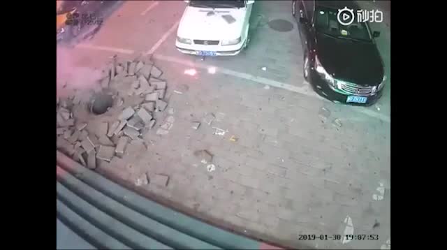 Bé trai đốt pháo ném xuống hố ga và cái kết khủng khiếp