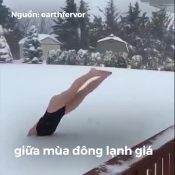 Cô gái thử thách sức chịu đựng bơi giữa đống tuyết dày