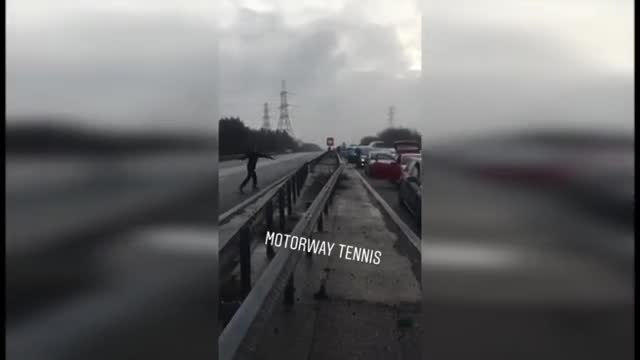 Kẹt xe, bác tài đánh tennis thư giãn ngay trên xa lộ