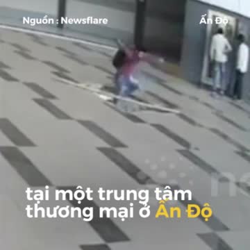 Khách Ấn Độ bị rơi xuống hố tại trung tâm mua sắm