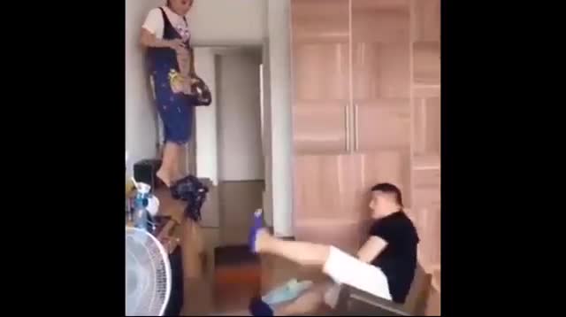 Cặp đôi yêu thương nhau theo cách lầy lội nhất