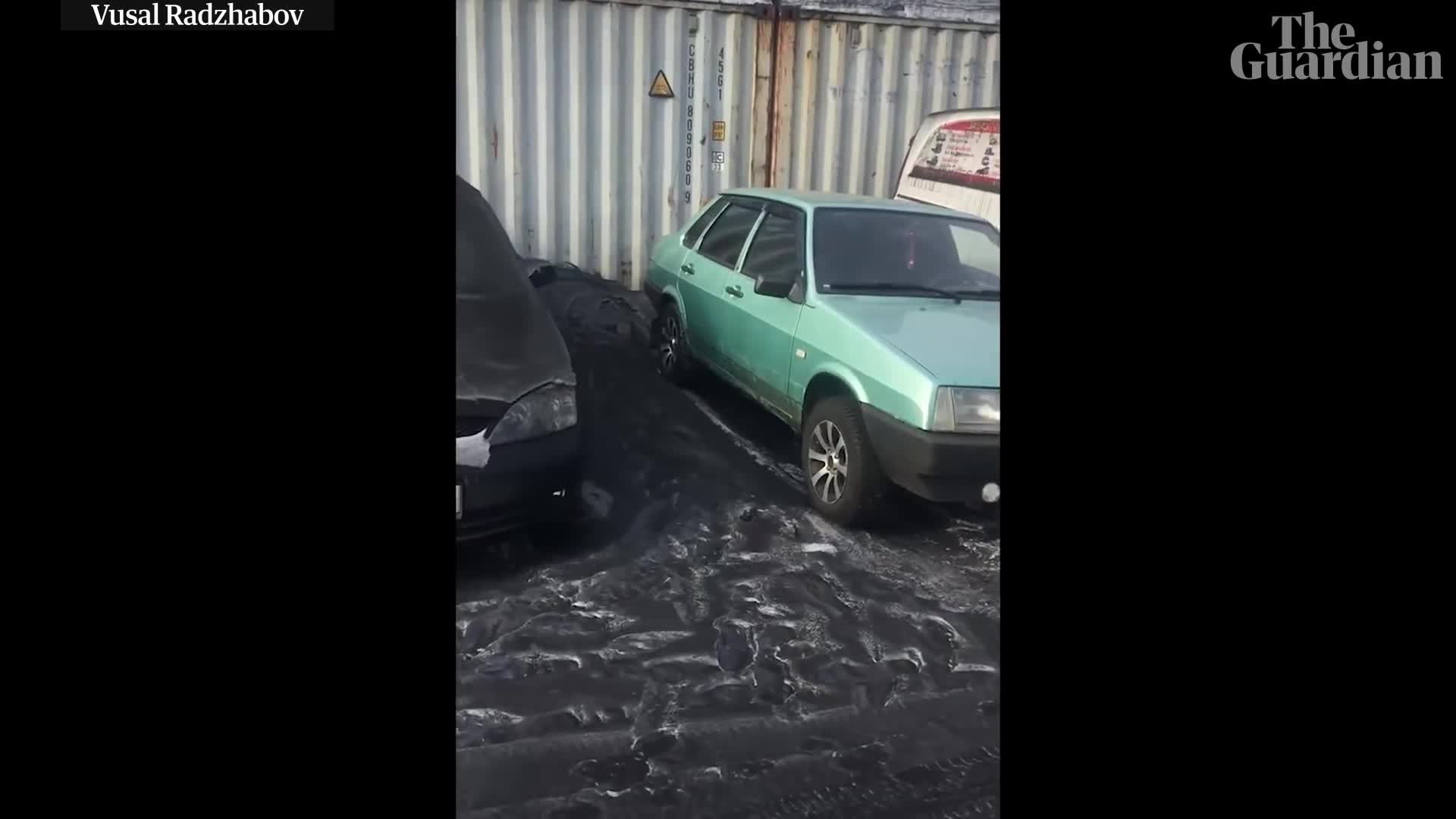 Kỳ lạ cảnh tuyết đen phủ kín đường phố Nga