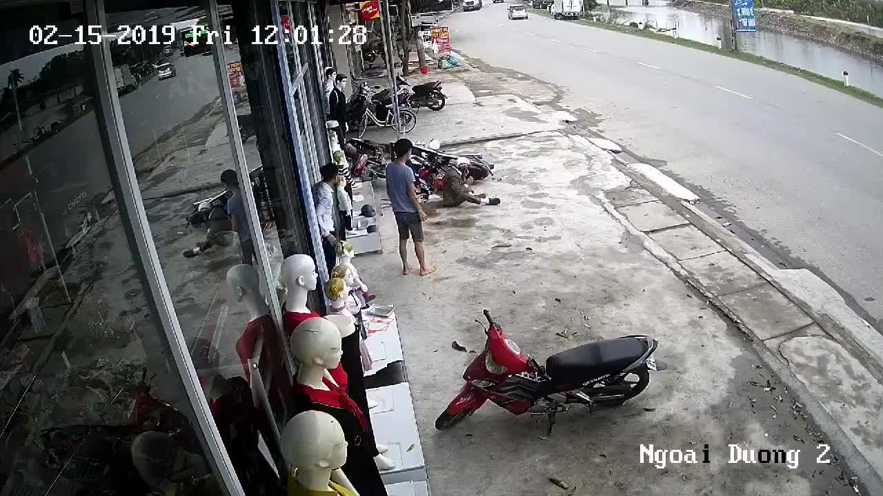 Lái xe khi say xỉn, người đàn ông đâm xuyên thủng biển quảng cáo