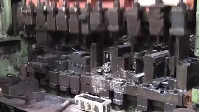 Cách mà thợ rèn chuyên nghiệp làm rìu bổ củi
