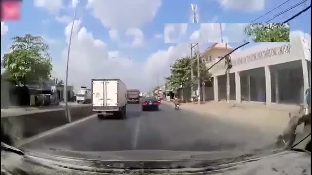 Phóng nhanh va chạm với xe ben, ô tô 4 chỗ lật ngửa giữa đường