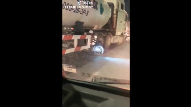 Rùng mình lái xe máy đua nhau dắt chui qua gầm xe bồn