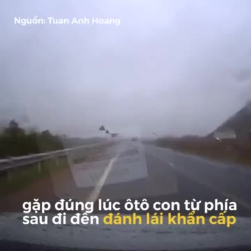 Ôtô đánh lái 'xuất thần' tránh xe máy sang đường như trong phim