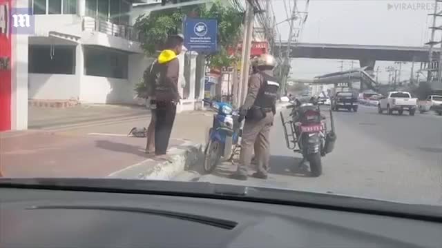 2 thanh niên bị CSGT bắt hít đất vì không có tiền đóng phạt