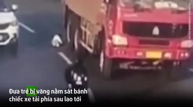 Ô tô vào cua khiến 2 mẹ con văng ra đường, suýt bị xe tải cán qua