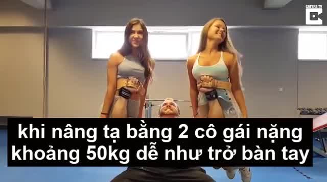 Kinh ngạc nam thanh niên tập tạ bằng hai cô gái xinh đẹp
