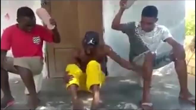 Nếu buồn quá, hãy rủ ngay hai người bạn chơi trò này cho đỡ chán!