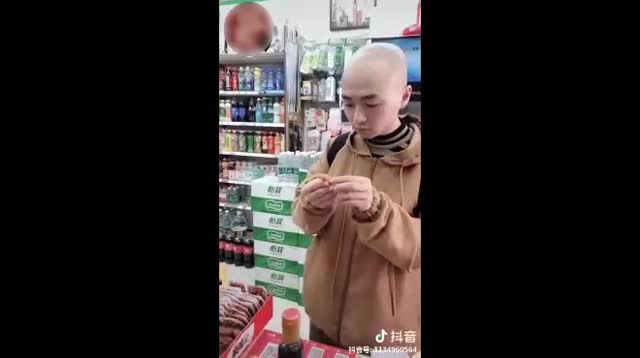 Quá nể thanh niên có IQ 'vô cực' đi mua hàng