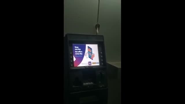 Rùng mình cảnh rắn hổ mang nấp sau cây ATM rình cắn người