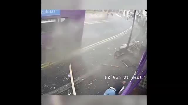 Rùng mình những khoảnh khắc thoát chết thần kỳ trong các vụ tai nạn
