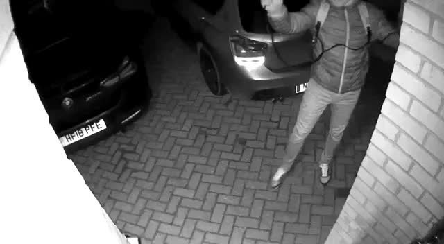 Thanh niên sử dụng công nghệ cao lấy cắp xe BMW trong tích tắc
