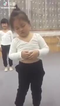 Bé gái ngủ gật khi đang tập thể dục