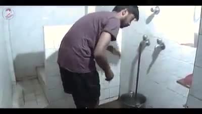Chàng trai chùm bao ni lông tắm trong mùa đông