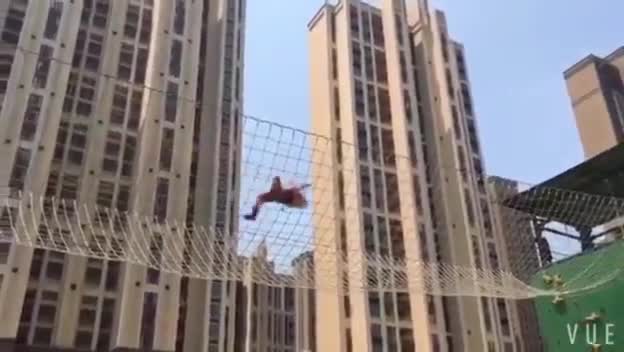 Kỹ năng leo dây siêu phàm của lính cứu hỏa Trung Quốc gây choáng
